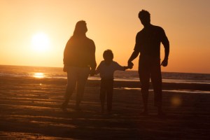 3901-happy-family-beach-sunset